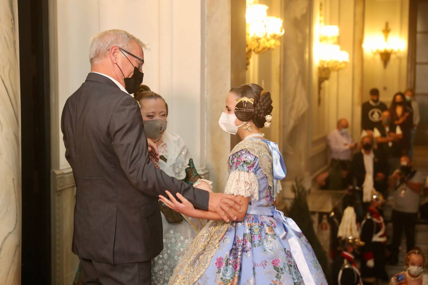 Carmen Martín y Nerea Lópz ya son oficialmente las falleras mayores de Valencia 2022. Las máximas representantes de las fiestas josefinas han acudido al Ayuntamiento de Valencia en su primer acto como reinas de las próximas Fallas, este jueves por la tarde.