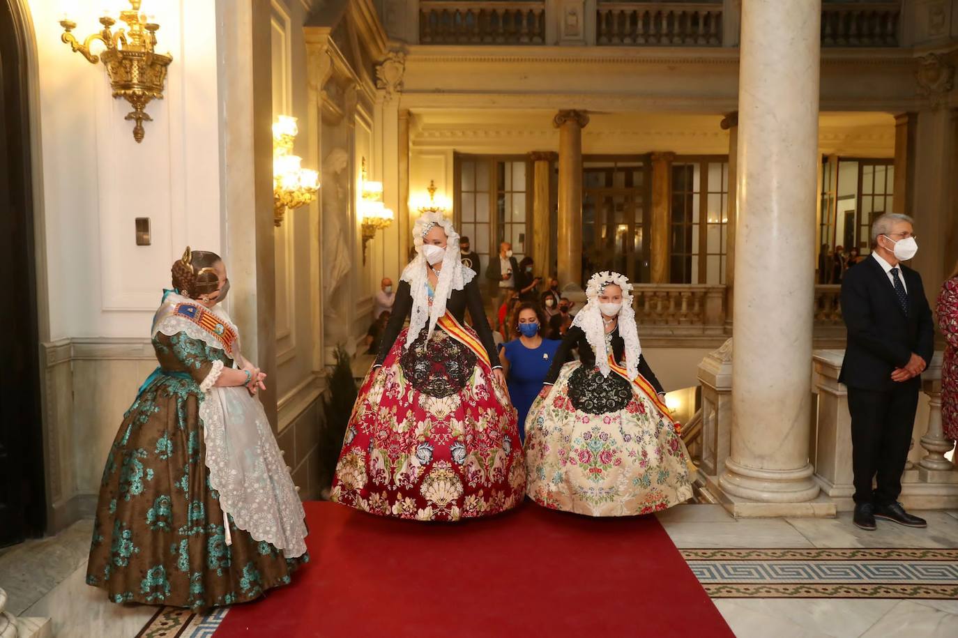 Carmen Martín y Nerea Lópz ya son oficialmente las falleras mayores de Valencia 2022. Las máximas representantes de las fiestas josefinas han acudido al Ayuntamiento de Valencia en su primer acto como reinas de las próximas Fallas, este jueves por la tarde.