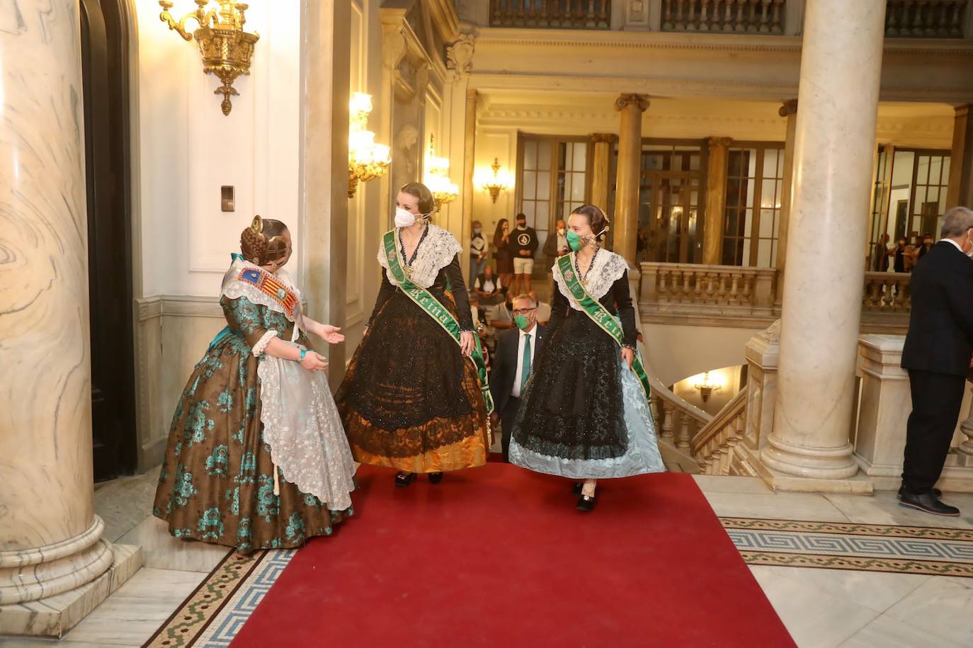 Carmen Martín y Nerea Lópz ya son oficialmente las falleras mayores de Valencia 2022. Las máximas representantes de las fiestas josefinas han acudido al Ayuntamiento de Valencia en su primer acto como reinas de las próximas Fallas, este jueves por la tarde.