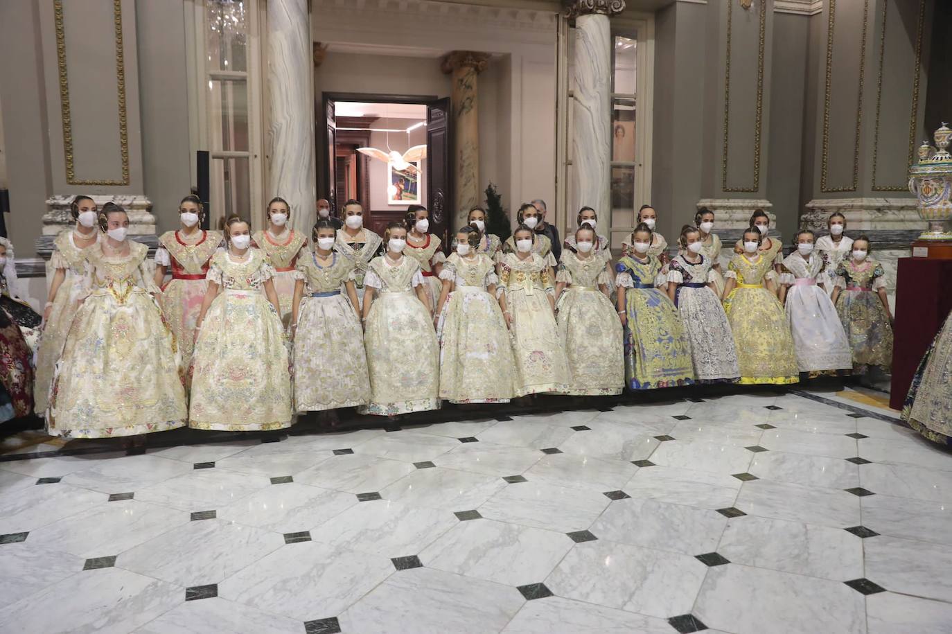 Carmen Martín y Nerea Lópz ya son oficialmente las falleras mayores de Valencia 2022. Las máximas representantes de las fiestas josefinas han acudido al Ayuntamiento de Valencia en su primer acto como reinas de las próximas Fallas, este jueves por la tarde.