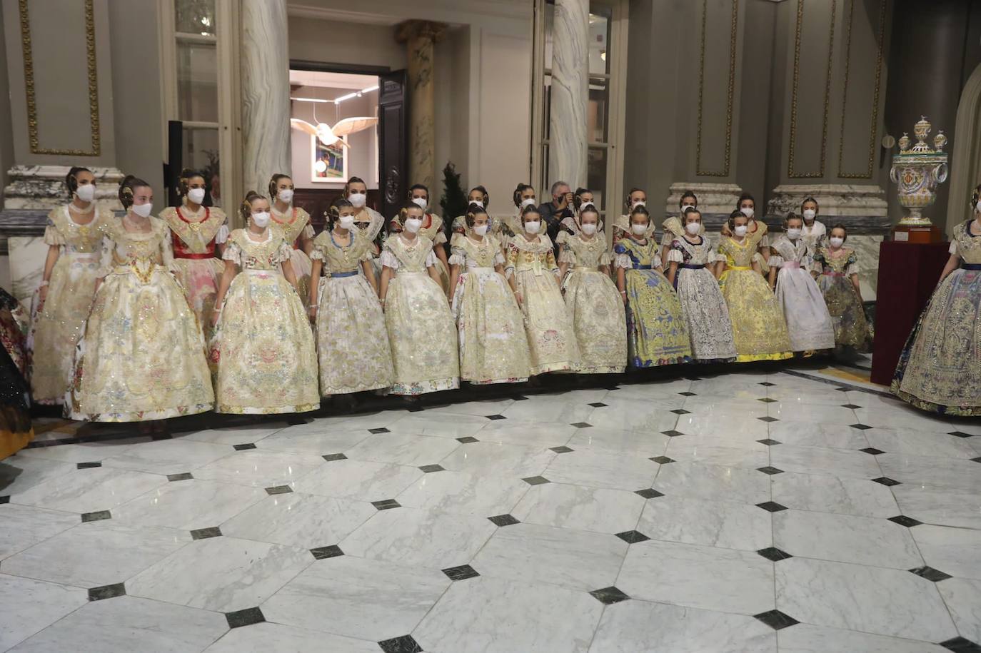 Carmen Martín y Nerea Lópz ya son oficialmente las falleras mayores de Valencia 2022. Las máximas representantes de las fiestas josefinas han acudido al Ayuntamiento de Valencia en su primer acto como reinas de las próximas Fallas, este jueves por la tarde.