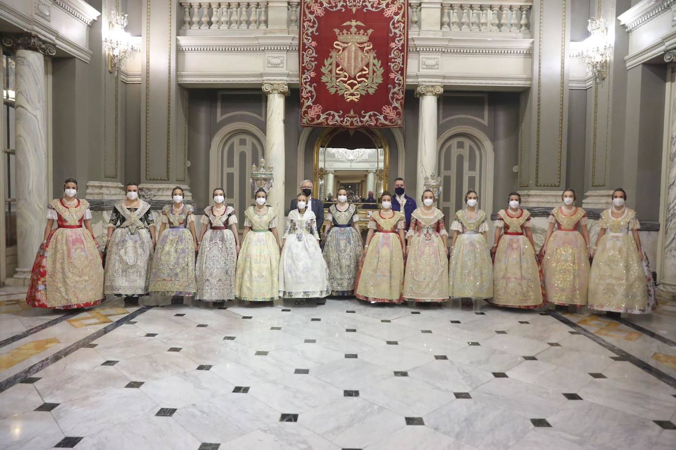 Carmen Martín y Nerea Lópz ya son oficialmente las falleras mayores de Valencia 2022. Las máximas representantes de las fiestas josefinas han acudido al Ayuntamiento de Valencia en su primer acto como reinas de las próximas Fallas, este jueves por la tarde.