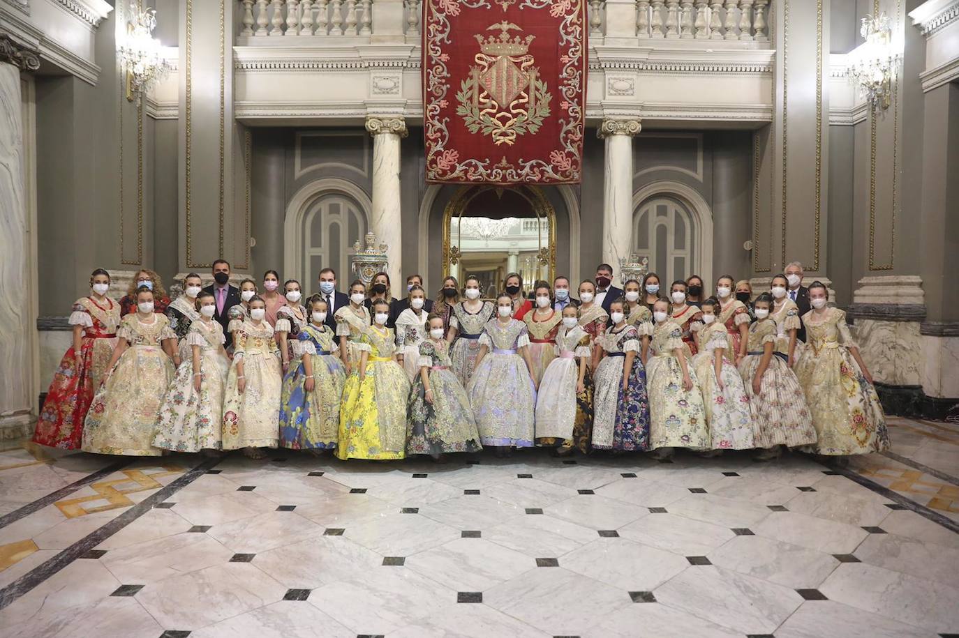 Carmen Martín y Nerea Lópz ya son oficialmente las falleras mayores de Valencia 2022. Las máximas representantes de las fiestas josefinas han acudido al Ayuntamiento de Valencia en su primer acto como reinas de las próximas Fallas, este jueves por la tarde.