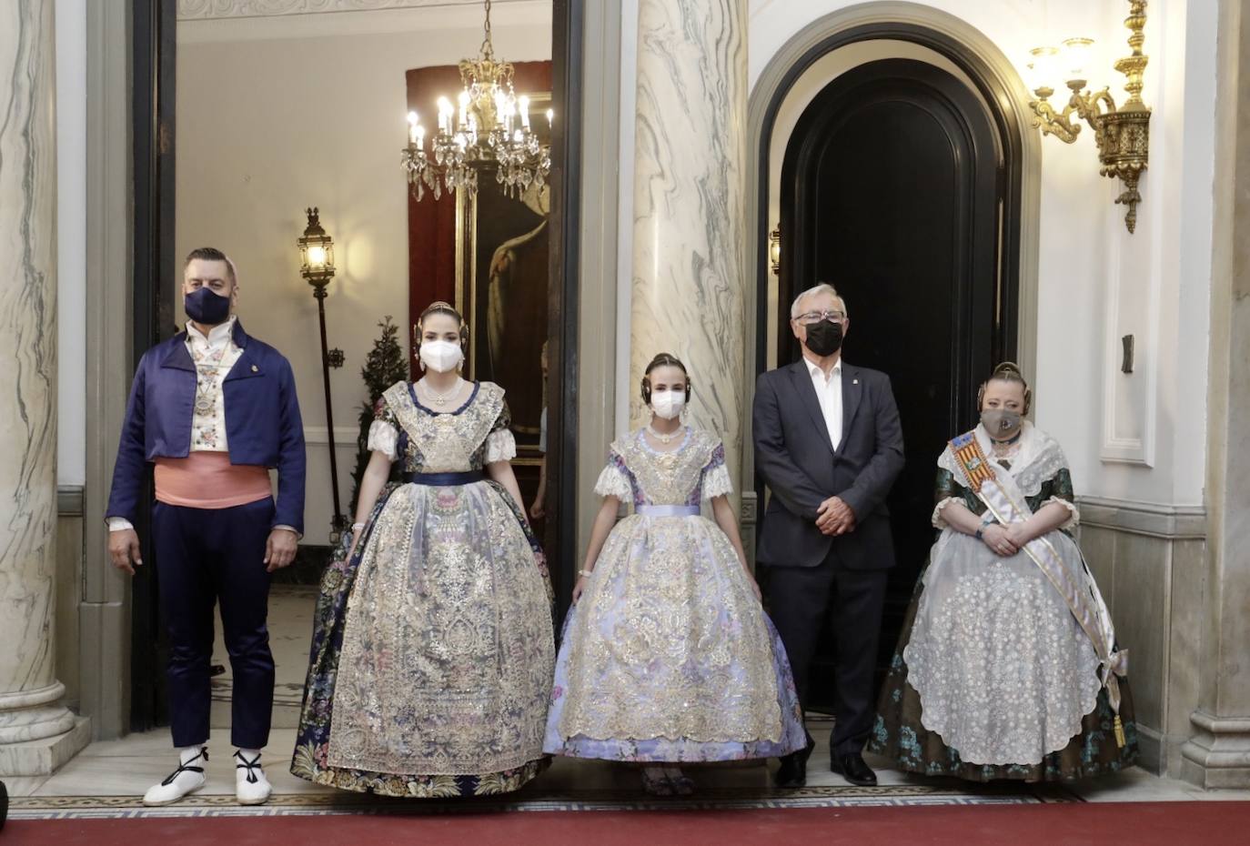 Carmen Martín y Nerea Lópz ya son oficialmente las falleras mayores de Valencia 2022. Las máximas representantes de las fiestas josefinas han acudido al Ayuntamiento de Valencia en su primer acto como reinas de las próximas Fallas, este jueves por la tarde.