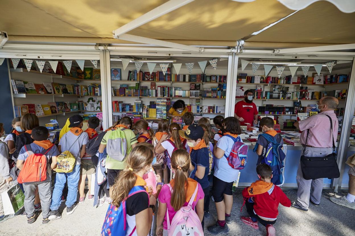 Los escolares también regresaron ayer a la Fira del Llibre en Viveros. iván arlandis
