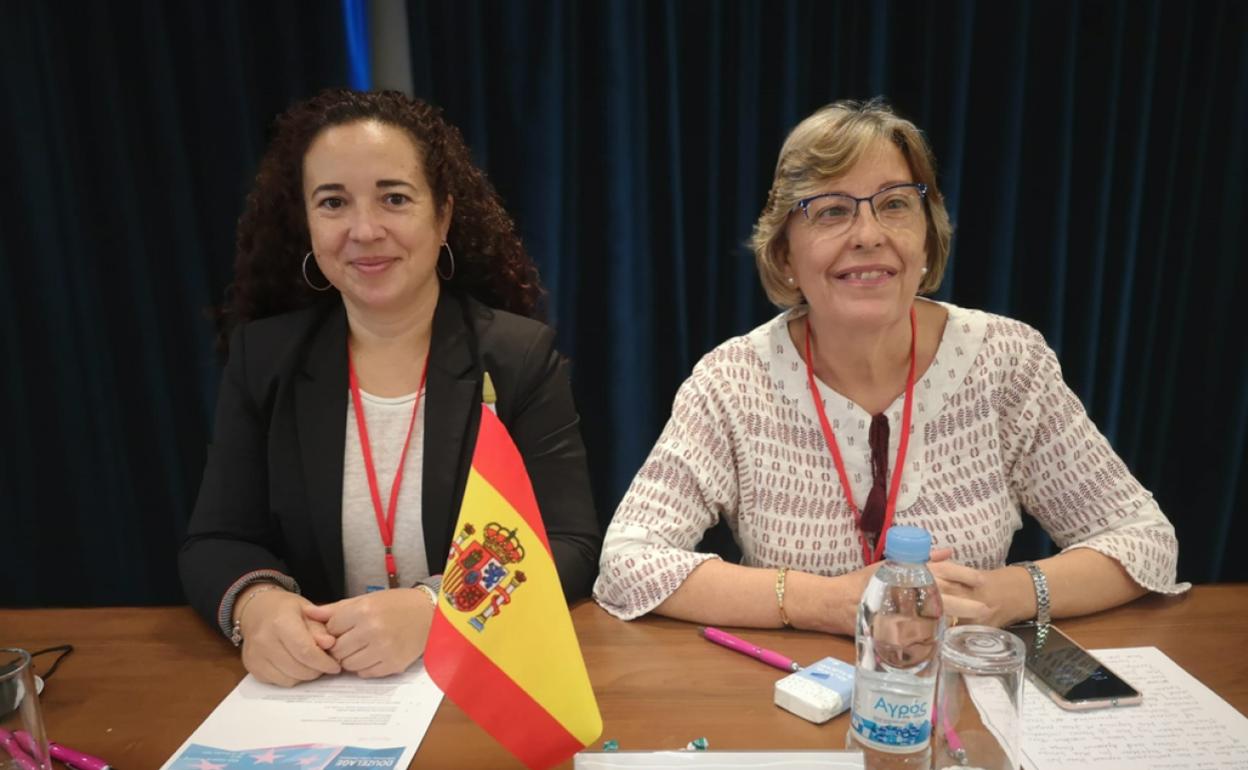 Vicenta Pérez (izq), durante el encuentro realizado en Chipre