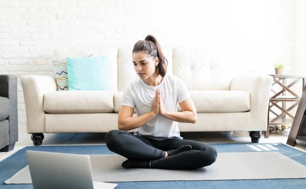 Las nuevas tecnologías acercan las clases de yoga a cualquier hogar. 