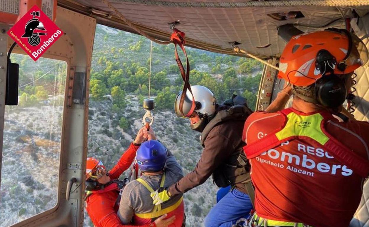 El equipo de bomberos ayuda al herido para el traslado en el helicóptero. 