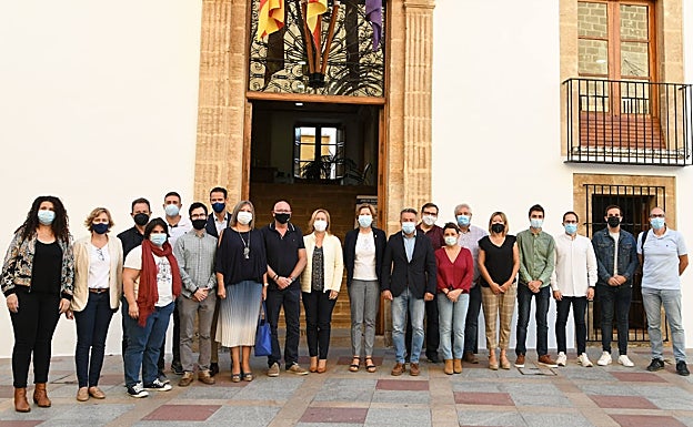 Los ediles de la Corporación de Xàbia junto a Isabel Bolufer tras el pleno de renuncia. 
