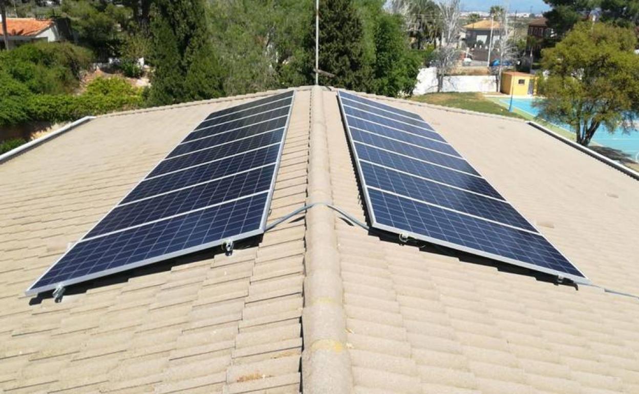 Placas solares sobre un edificio. 