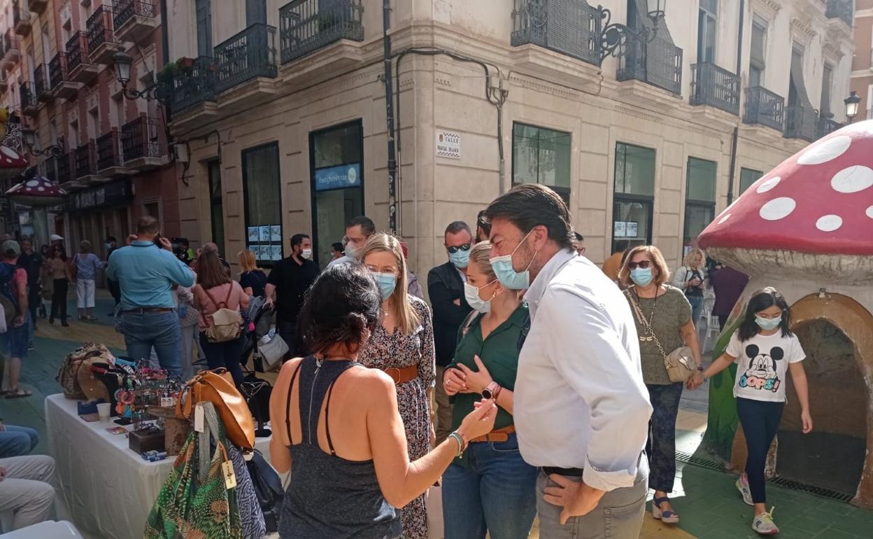 El alcalde, Luis Barcala, visita a los comerciantes durante esta mañana. 