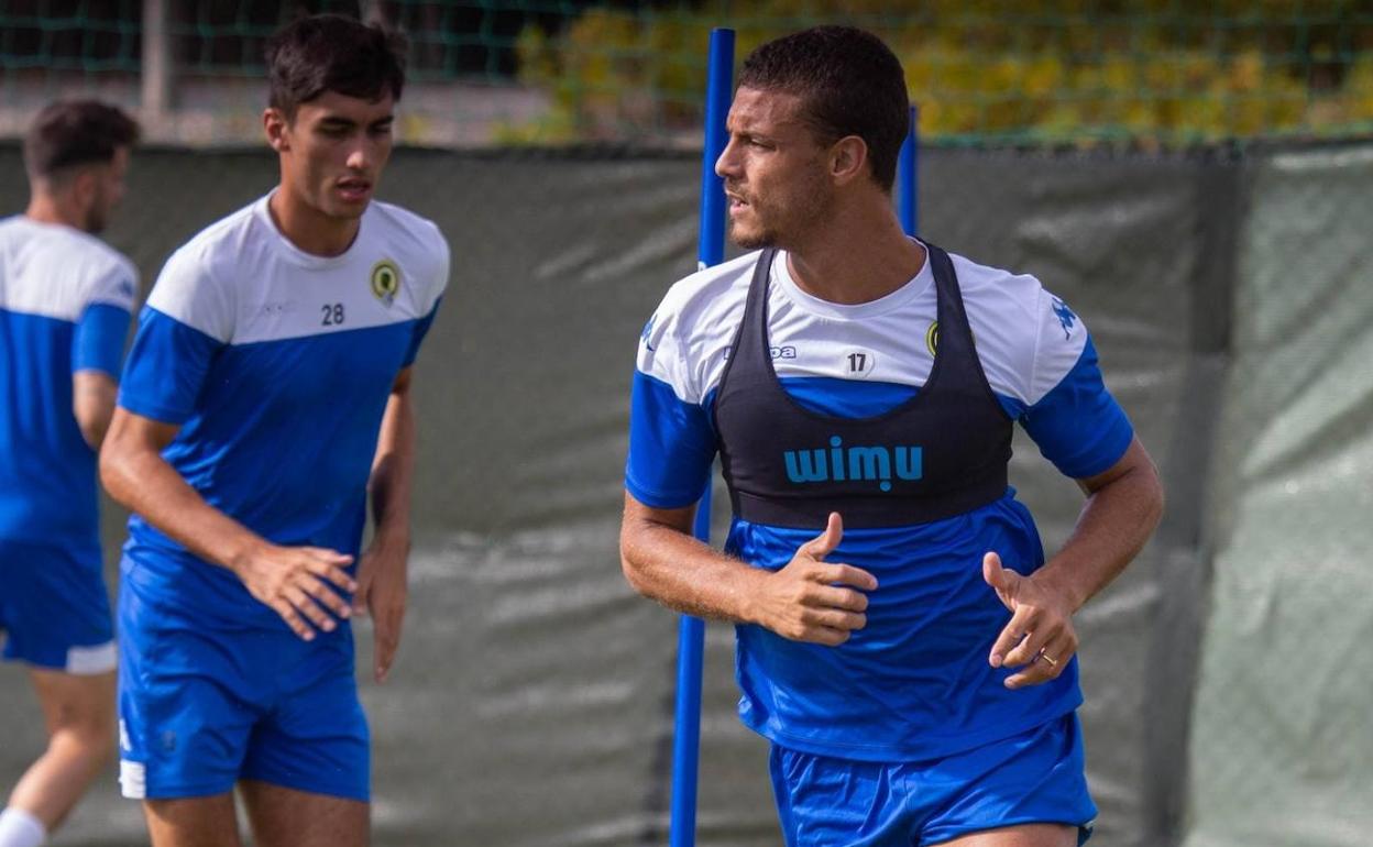 El central dominicano Tano, durante un entrenamiento esta semana en Fontcalent. 