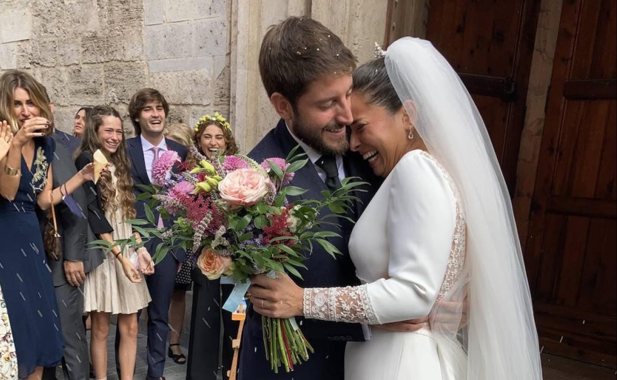 Santiago Sánchez Lapetra y la novia Beatriz Álvaro Frigols a la salida de Santa Catalina.