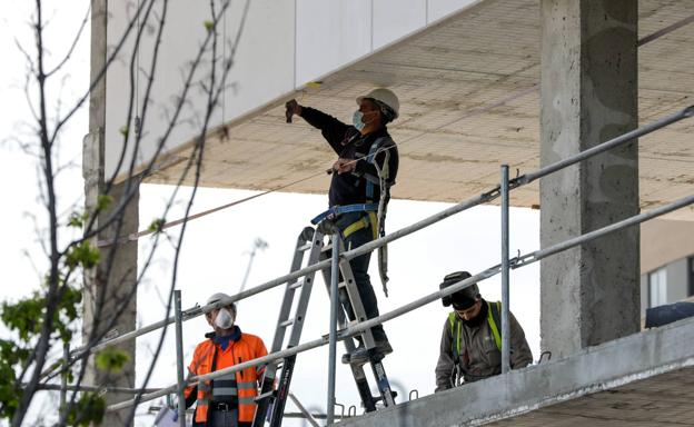 Trabajadores en una obra. 