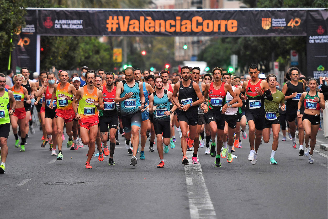 Este domingo, 1.500 corredores se han lanzado a las calles de Valencia para disputar la prueba de la Carrera Universitat de València, que alcanza en 2021 su novena edición. Los participantes han recorrido 5. 570 metros. 