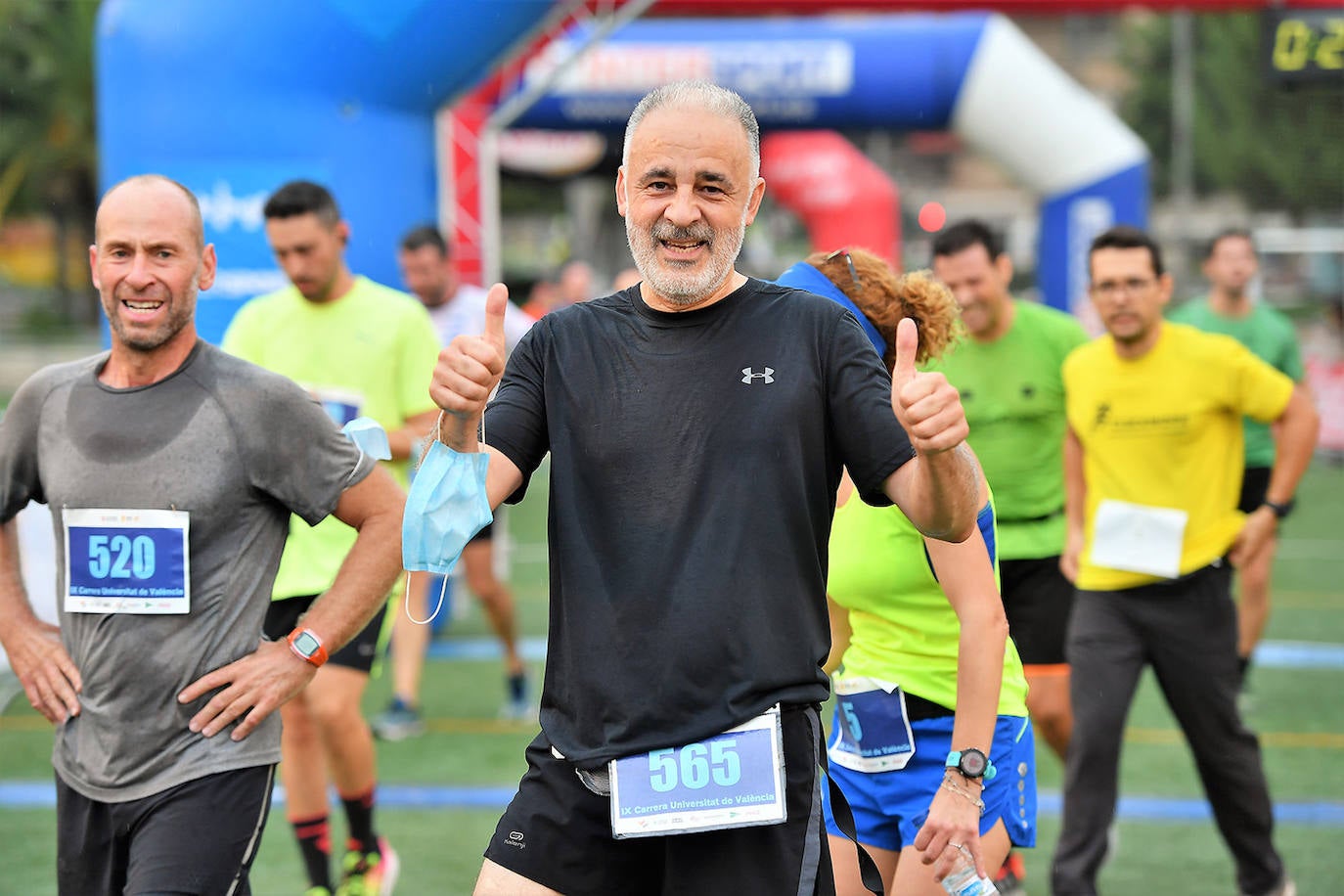 Este domingo, 1.500 corredores se han lanzado a las calles de Valencia para disputar la prueba de la Carrera Universitat de València, que alcanza en 2021 su novena edición. Los participantes han recorrido 5. 570 metros. 