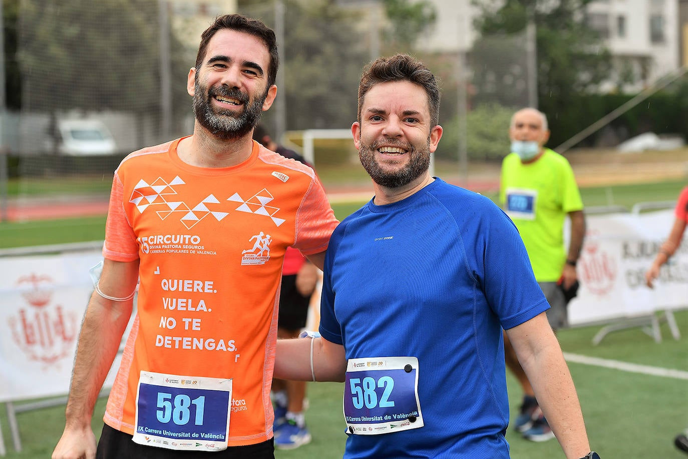 Este domingo, 1.500 corredores se han lanzado a las calles de Valencia para disputar la prueba de la Carrera Universitat de València, que alcanza en 2021 su novena edición. Los participantes han recorrido 5. 570 metros. 