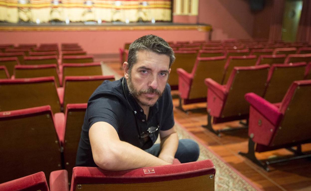 El director y dramaturgo Ignasi Vidal, en el teatro Talía, donde este miércoles estrena 'El plan'. 