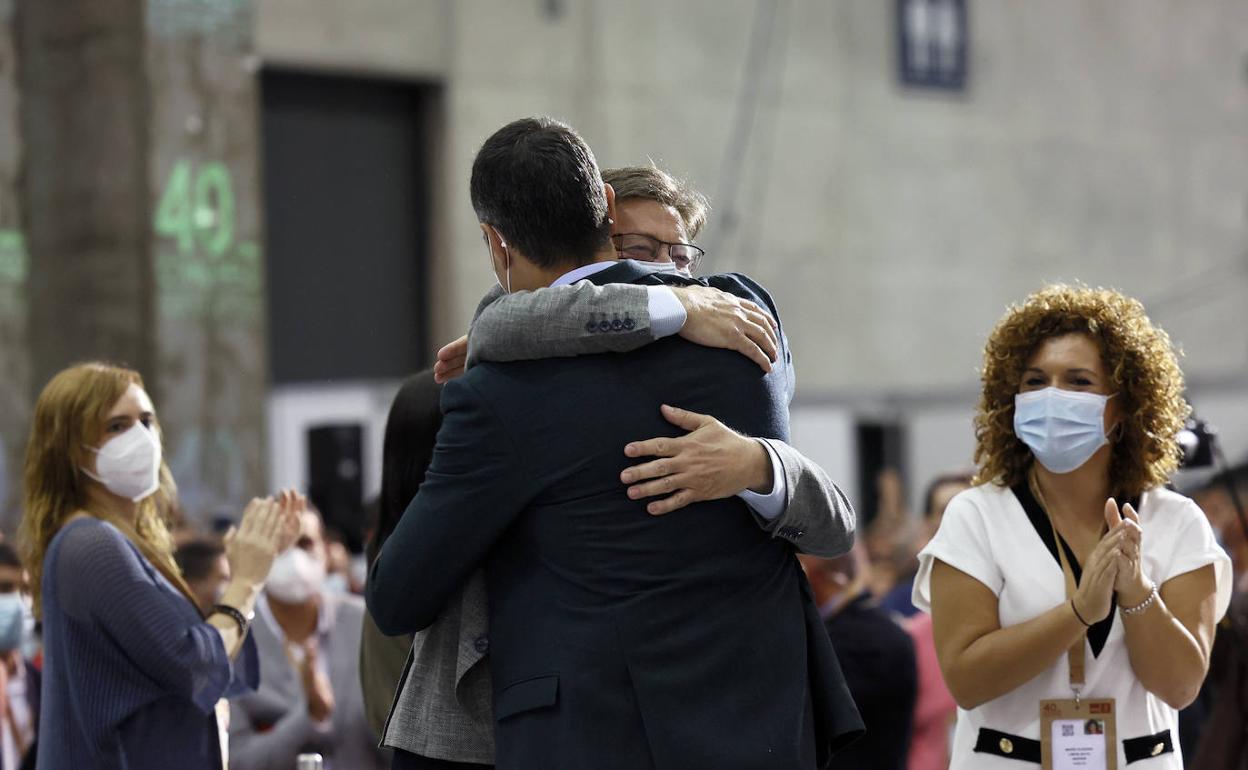 Puig y Sánchez se abrazan, esta mañana, durante la clausura del 40 congreso del PSOE en Valencia