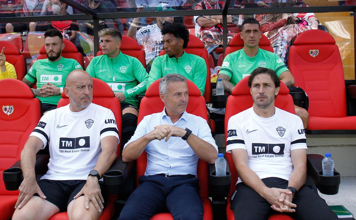 Fran Escribá, técnico del Elche, antes del comienzo del partido en Vallecas. 