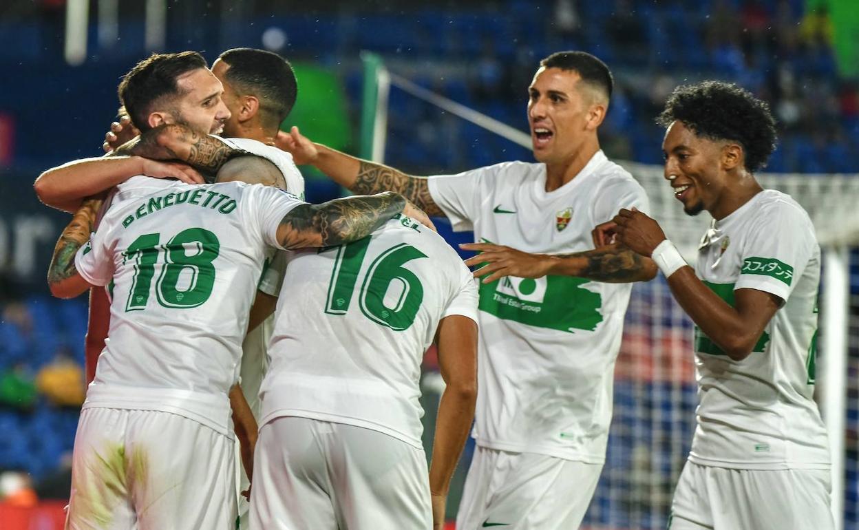 Los jugadores del Elche se abrazan después de anotar el tanto de la victoria en Getafe. 