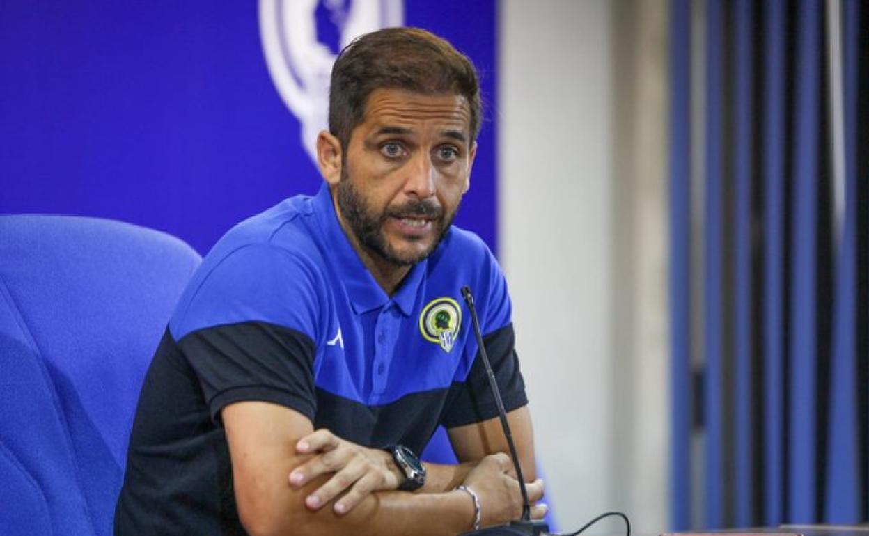 El técnico blanquiazul Sergio Mora, después de la dura derrota de este domingo en casa ante el Levante B. 