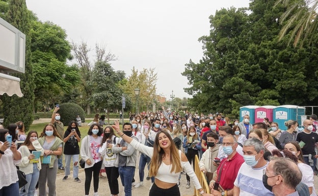 La joven escritora Mercedes Ron, con los lectores que han acudido a verla. 