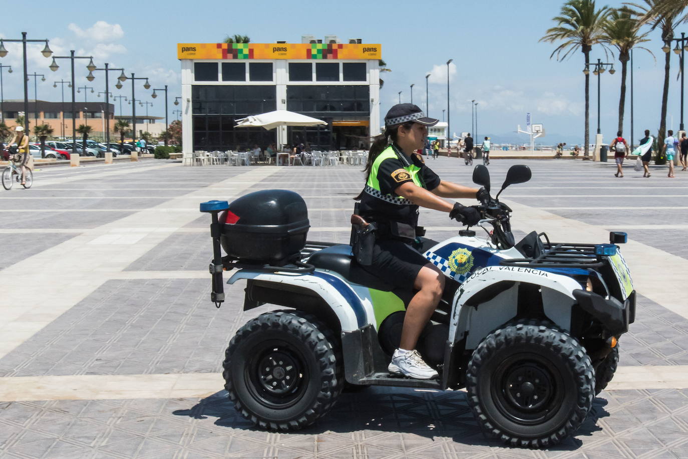 Policía Local patrulla el paseo de la playa de la Malvarrosa, en Valencia. 