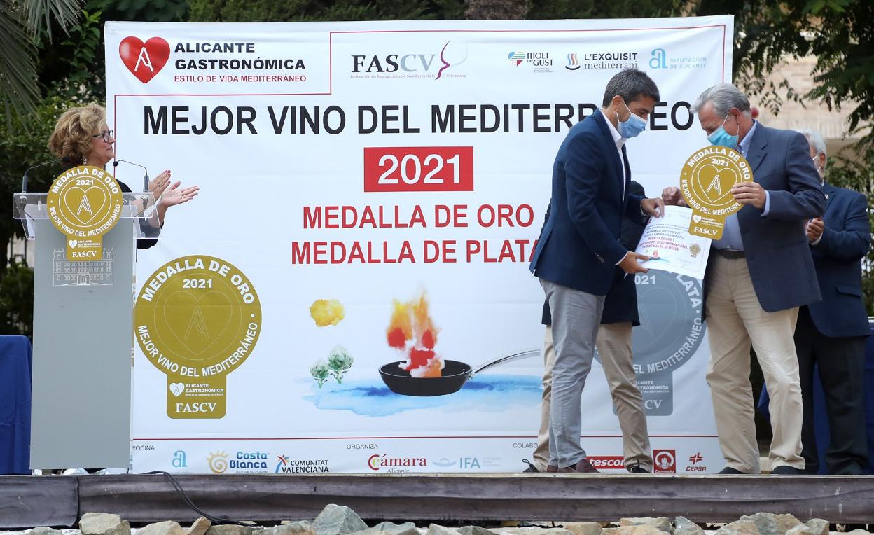 Mazón entrega el premio a una de las bodegas galardonadas. LP