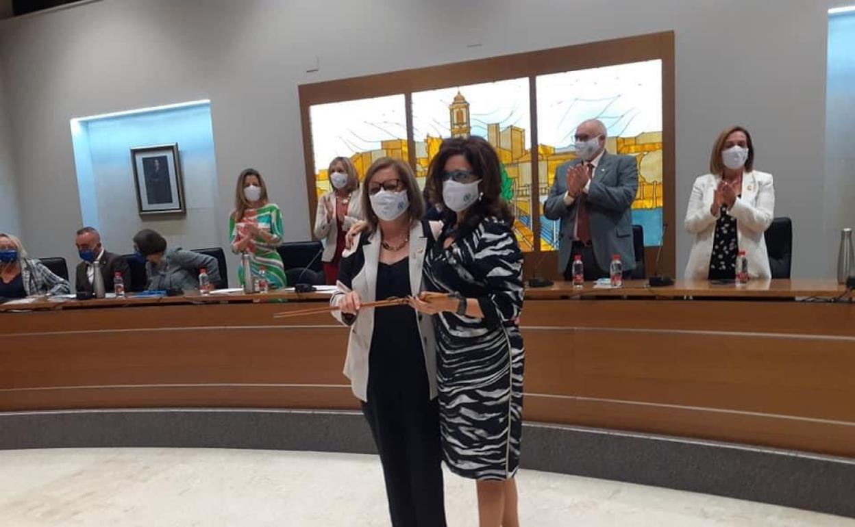 Navarro recibe la vara de mando de manos de Ortega.