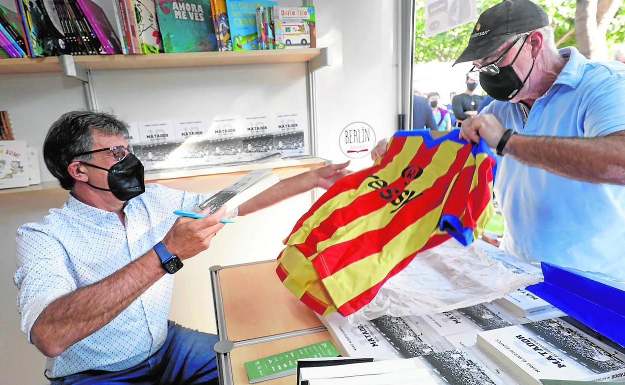 Mario Kempes, ayer en la Fira del Llibre.