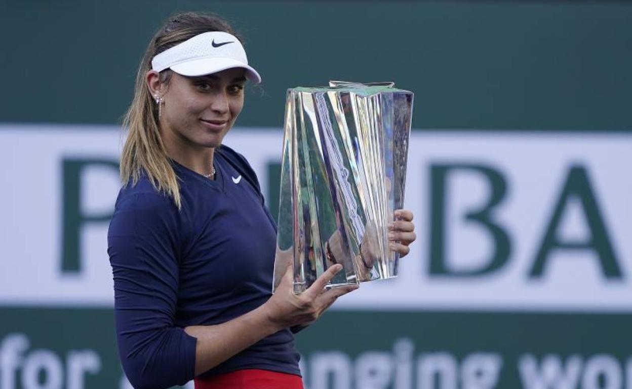 Paula Badosa posa junto a su trofeo de campeona de Indian Wells 