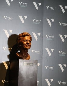 Imagen secundaria 2 - Rafa Juan con su mujer, hijos y Puig; un momento del acto y el busto de Victoria Fernández. 