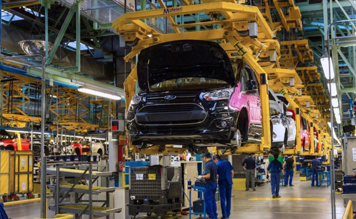 Dos trabajadores en Ford Almussafes. 