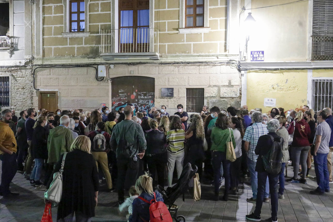 Los vecinos de Benimaclet han dicho basta. En una asamblea celebrada este martes por la tarde, los residentes de la zona han decidido concentrarse el sábado de 9 a 13 horas para elaborar pancartas que colgar más tarde en sus balcones para exigir que se respete su derecho al descanso.