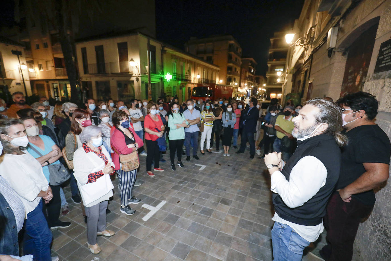 Los vecinos de Benimaclet han dicho basta. En una asamblea celebrada este martes por la tarde, los residentes de la zona han decidido concentrarse el sábado de 9 a 13 horas para elaborar pancartas que colgar más tarde en sus balcones para exigir que se respete su derecho al descanso.