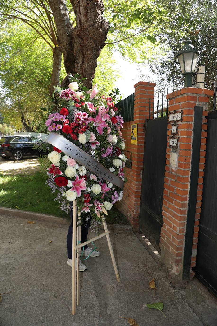 Una corona de flores llega a casa de Concha Márquez Piquer