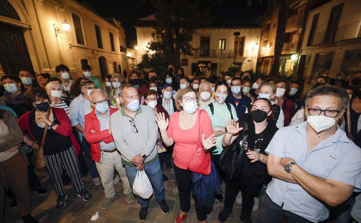 Un momento de la asamblea de esta tarde en la plaza de Benimaclet.