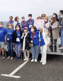 Imagen secundaria 2 - Un momento de la carrera, las nadadoras y entrega del cheque. 