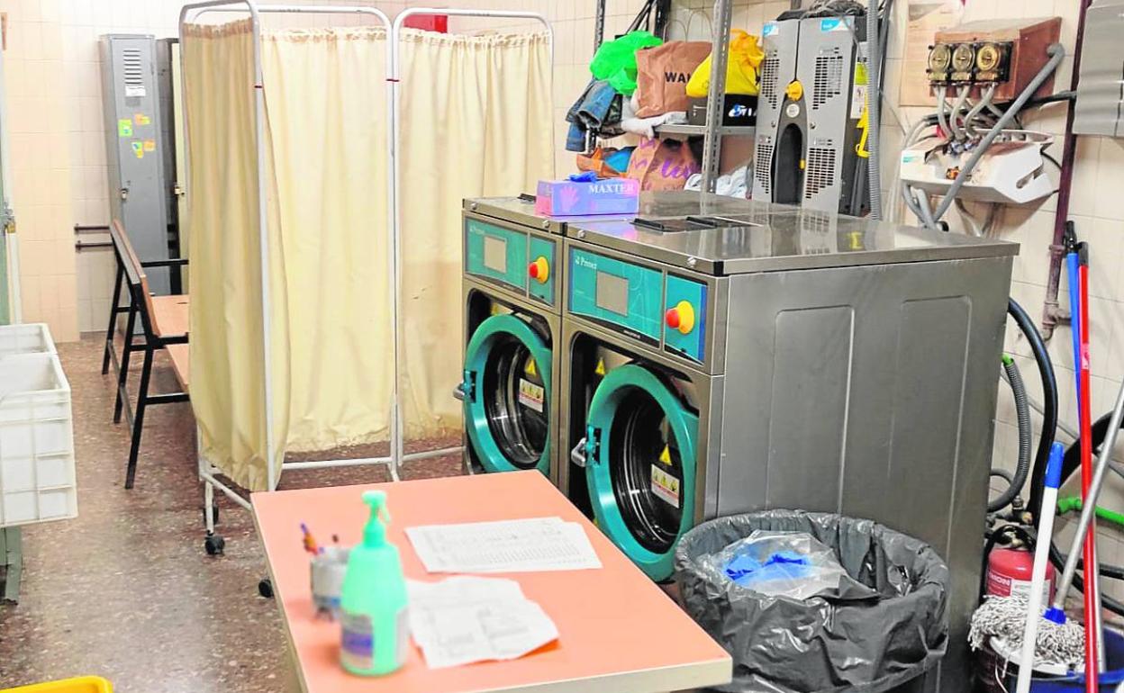 Sala utilizada como vestuario y comedor por el servicio de limpieza nocturno del hospital Clínico de Valencia.