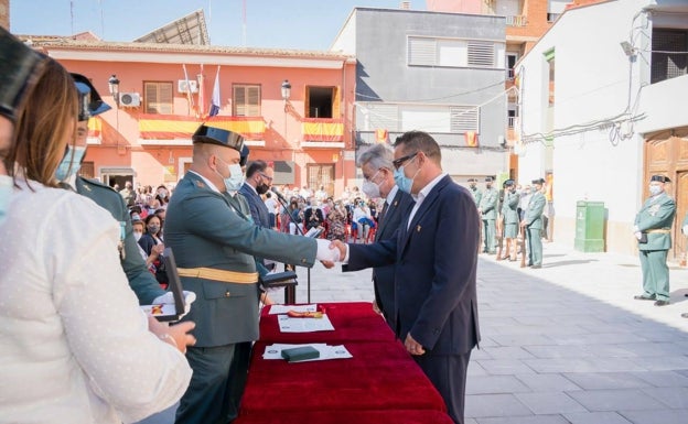 Imagen principal - Los representantes de los municipios reciben las condecoraciones. 