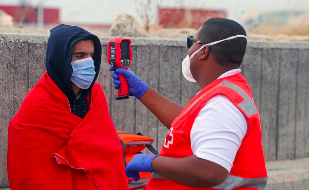 Los migrantes fueron atendidos por Cruz Roja tras su llegada a Alicante