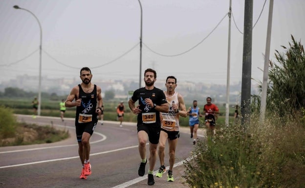 Francisco, junto a otro compañero del equipo en una prueba. 