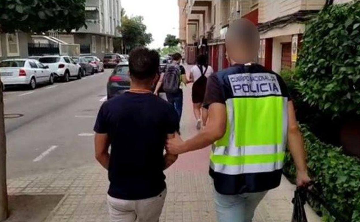 Imagen de una de las detenciones llevadas a cabo por la Policía Nacional. 