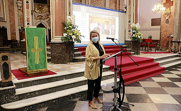 Imagen principal - La alcaldesa, Paz Carceller en la charla, la cripta y la Masía del Convento. 