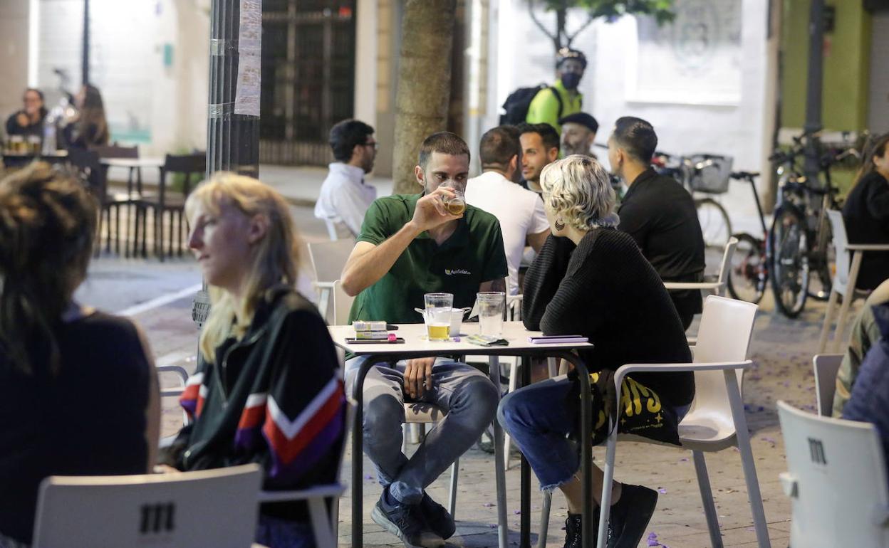 Personas consumiendo en una terraza.