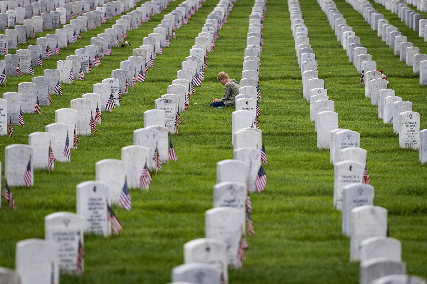 En esta explanada se encuentran enterrados los soldados estadounidenses desde la Guerra de Secesión, una multitud de tumbas blancas entre las que se encuentra una sección para los caídos en Afganistán e Irak.