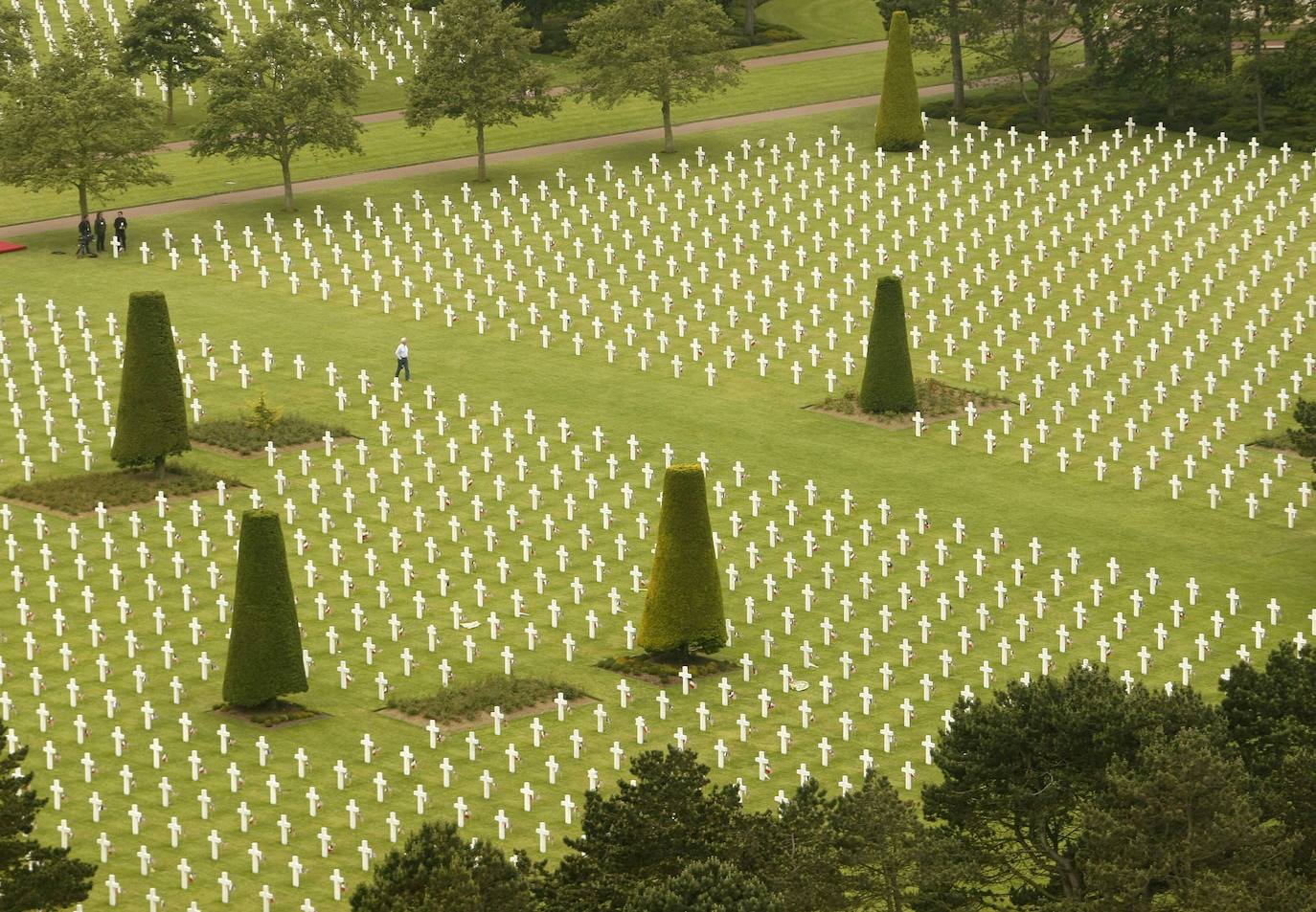 Este memorial es homenaje a los soldados estadounidenses que murieron en Europa durante la Segunda Guerra Mundial. Se encuentra sobre Omaha Beach, en localidad de Colleville-sur-Mer, donde ocurrió un auténtico baño de sangre durante el enfrentamiento de 1944. 