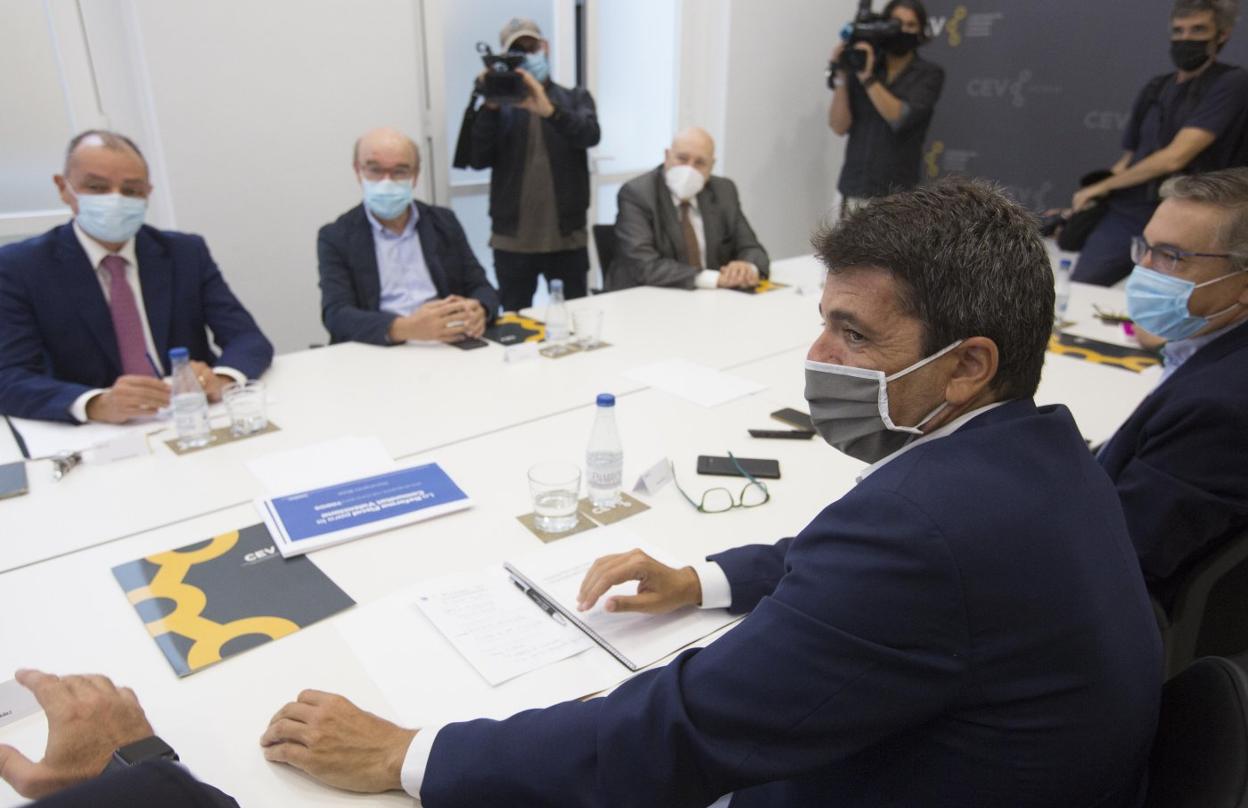 Quiles (Cs), durante su intervención de reprobación ante Oltra, ayer en Les Corts. B. F.El presidente del PPCV, Carlos Mazón. damián torres