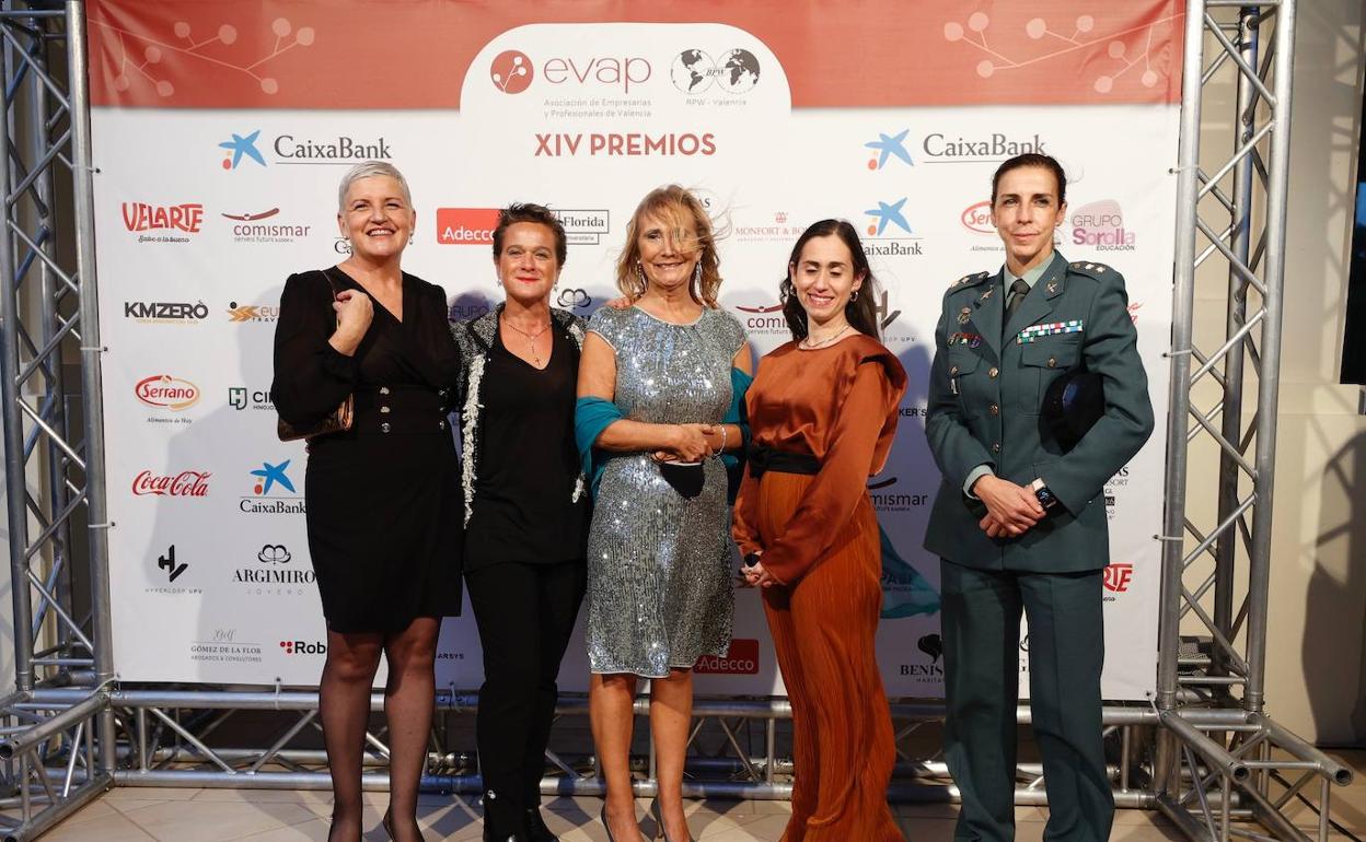 La presidenta de EVAP, Eva Blasco (centro), con algunas de las premiadas. 